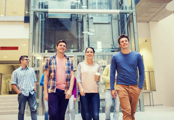 Obraz premium group of smiling students with paper coffee cups