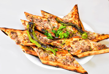 kuşbaşılı kaşarlı pide