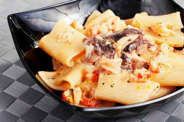 Pasta collection - Rigatoni with crab and mushrooms