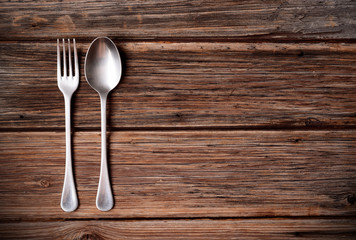 cucchiaio e forchetta sul tavolo di legno