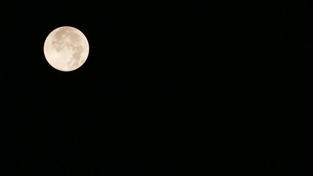 満月を4Kでタイムラプス撮影しました。左上から左下に流れるように動き、薄く雲がかかり神秘的な印象を受ける映像です。