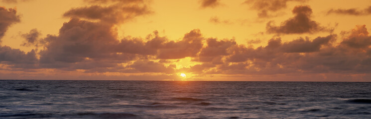 Fototapeta na wymiar Sunset over ocean, Hawaii