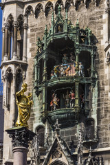 Naklejka premium Glockenspiel am Münchner Rathaus und Mariensäule