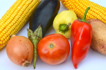 Fototapeta na wymiar Овощ-помидор, лук, кукуруза, картофель, перец и баклажан