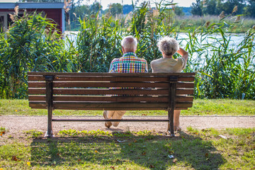 Senior Mann und Frau bei Pause auf Parkbank