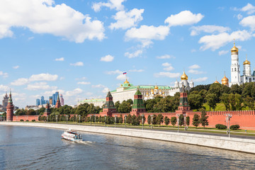 Obraz premium Moscow Kremlin and embankment along Moskva River