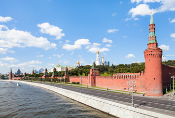 Obraz premium Beklemishevskaya Tower and Red Kremlin Walls