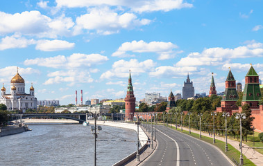 Obraz premium The Kremlin Embankment of Moskva River in summer