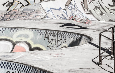 Ollie Flip | Skateboarder in a skatepark - obrazy, fototapety, plakaty
