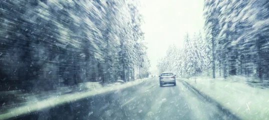 Cercles muraux Voitures rapides Danger et vitesse rapide sur la route enneigée et glacée. Le flou de mouvement visualise la vitesse et la dynamique.