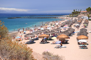 Przepiękna lazurowa Playa Del Duque w Adeje na Teneryfie
