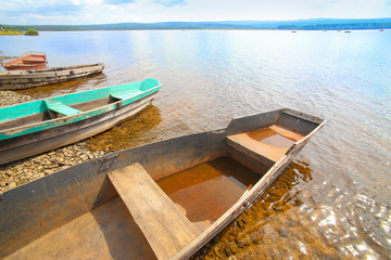 Fototapeta na wymiar boats on bank of lake