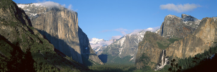 Fototapeta premium El Capitan i Half Dome Rock Formations, Park Narodowy Yosemite, Kalifornia