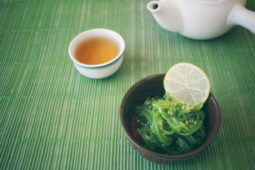Seaweed salad with hot tea