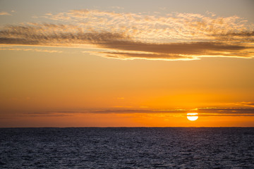 Naklejka premium Sunrise over the ocean