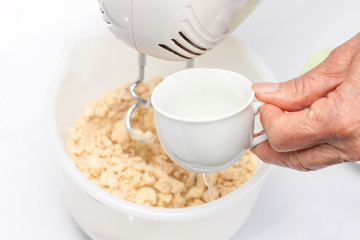 Agregando agua con limón a la masa para quiche lorraine