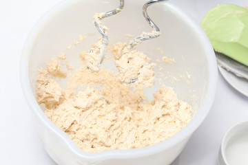 Recipiente con masa para quiche lorraine