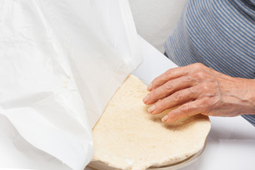 Transfiriendo la masa del quiche lorraine al molde