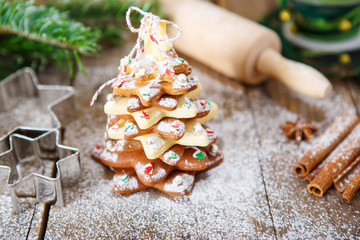 Homemade baked Christmas gingerbread tree on vintage wooden back - obrazy, fototapety, plakaty