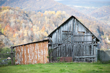 Obraz premium old wooden house in the mountains