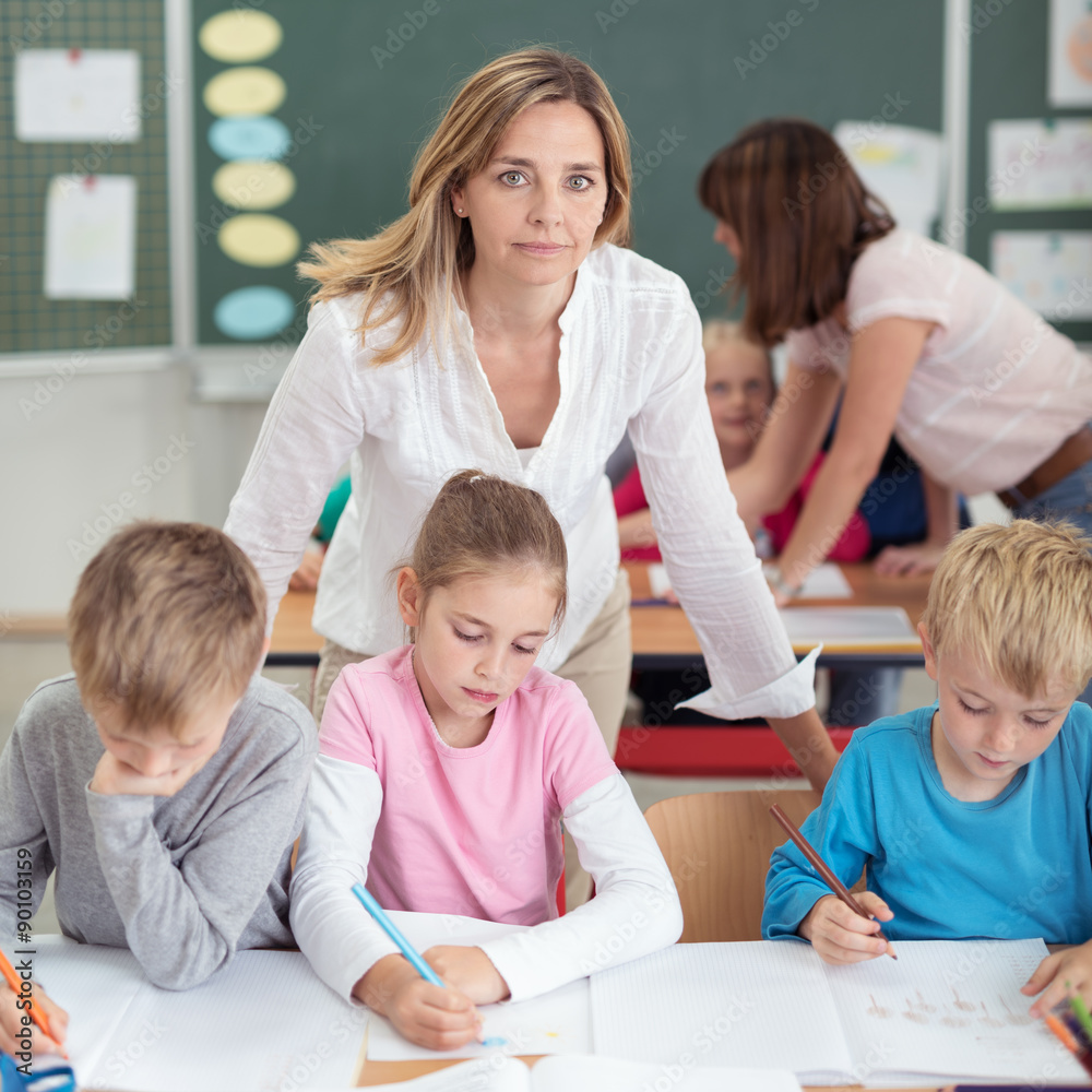 Wall mural zwei lehrerinnen betreuen eine klasse in der grundschule