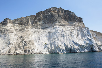 Fototapeta na wymiar Felsküste der Insel Milos, Griechenland