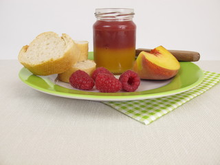 Frühstück mit zweifarbiger Pfirsich-Himbeer-Marmalade