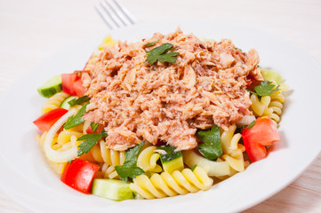 pasta salad with tuna and vegetables