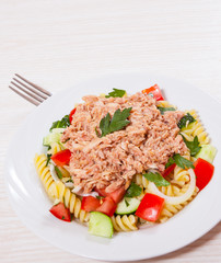 pasta salad with tuna and vegetables