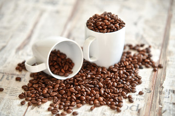 Gefüllte Tassen mit Kaffeebohnen