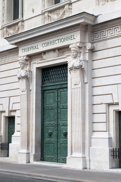 Tribunal correctionnel de Paris
Porte d'entr&eacute;e du Tribunal correctionnel &agrave; paris sur l'ile de la cit&eacute;.
