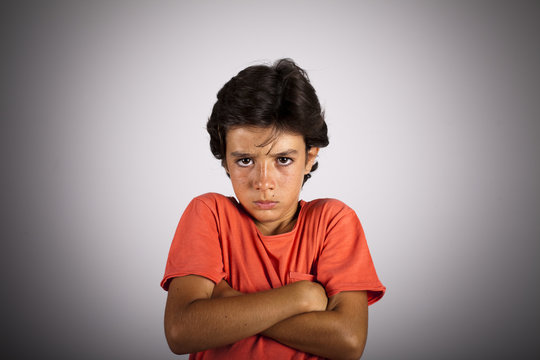 Ni&ntilde;o de diez a&ntilde;os enfadado
