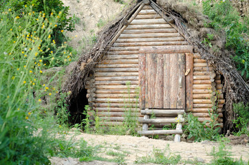 Fototapeta na wymiar Old solid log cabin shelter hidden in the forest