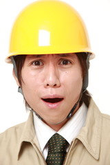 ショックを受ける作業員
