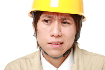 困惑する作業員