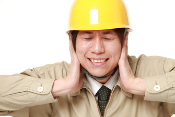 騒音に苦しむ作業員