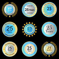 Jubiläumsbutton hellblau auf schwarzem Hintergrund