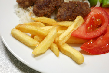 Grilled meatballs, chips