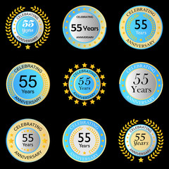 Jubiläumsbutton hellblau auf schwarzem Hintergrund