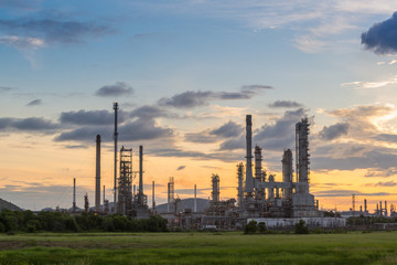 Fototapeta na wymiar Oil refinery at twilight