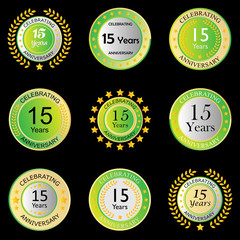 Jubiläumsbutton hellgrün auf schwarzem Hintergrund