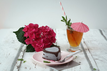 Gelato con guscio al cioccolato croccante con cuore di more
