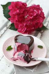 Gelato con guscio al cioccolato croccante con cuore di more