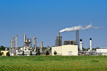 Fototapeta na wymiar Industrieanlage, Affinerie in der Landschaft