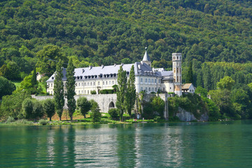 L'abbaye de Hautecombe au bord du lac du Bourget en Savoie