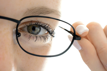Frau setzt Brille als Sehhilfe von Augenoptiker oder Optiker auf