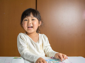 勉強する女の子