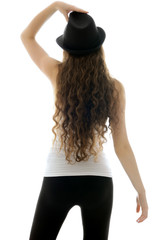 Frau mit Hut hat lange Haare und tanzt