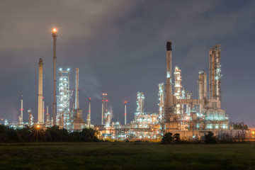 Obraz na płótnie Canvas Oil refinery at twilight