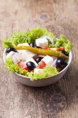 frischer griechischer Salat mit Oliven